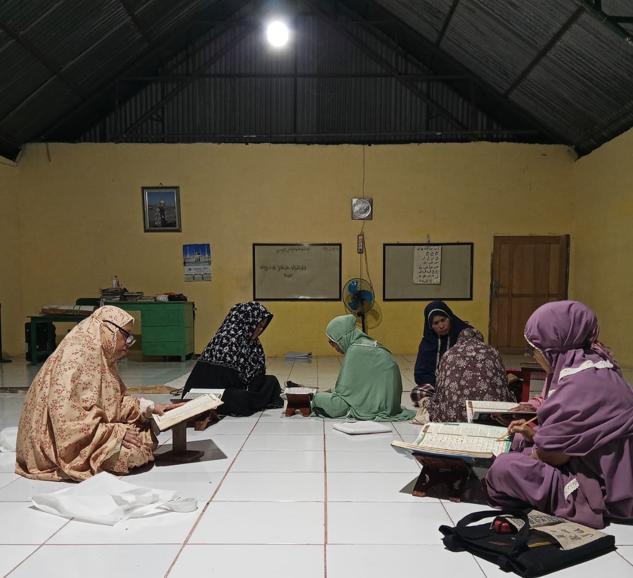 Dedikasi Tanpa Batas: Husnul Khatimah, Penyuluh PPPK KUA Batulappa, Mengajar Hingga Larut Malam