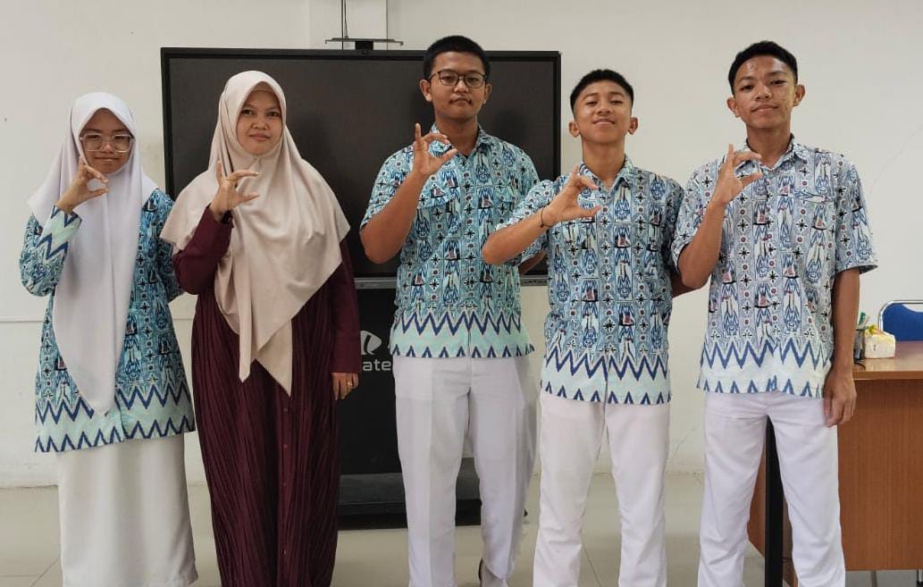 Para siswa bersama guru pembimbing