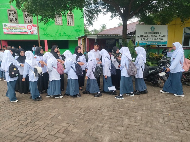 Kepala MAN Sidenreng Rappang, Guru, dan Staf Sambut Siswa di Gerbang Madrasah: Wujudkan “Barakkana’ Gurutta” Lewat Salaman dan Senyum Semangat Pagi