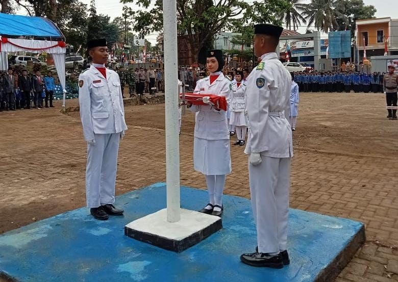 Suasana pengibaran bendera