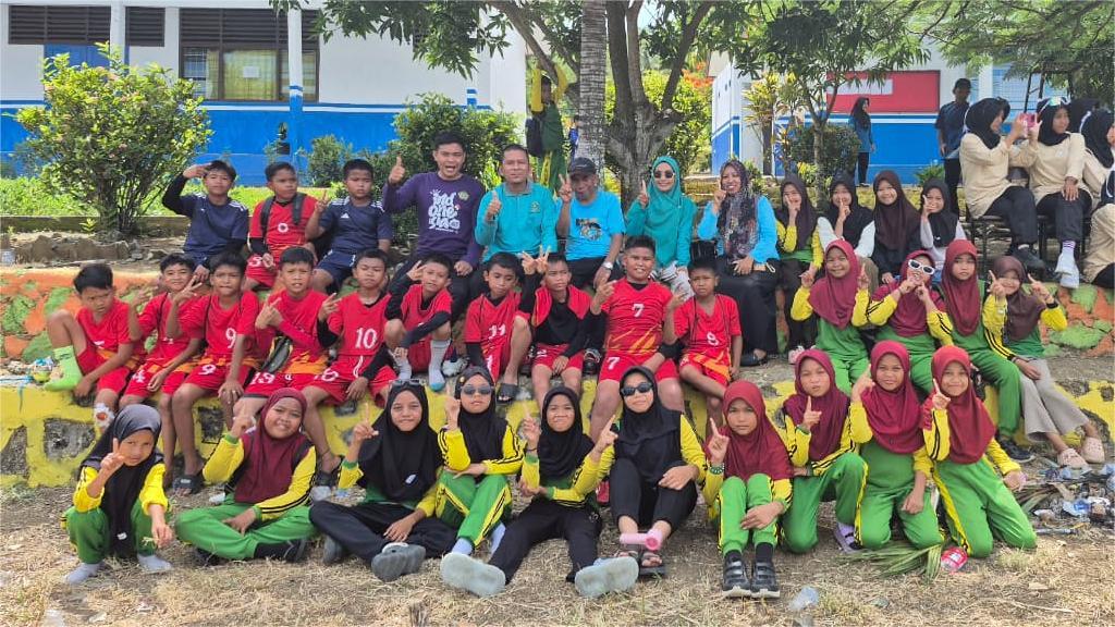 Kebersamaan dan semangat juang kontingen MIN 4 Bone usai mengikuti ajang PORSENI SMPN 2 Dua Boccoe tingkat SD/MI.