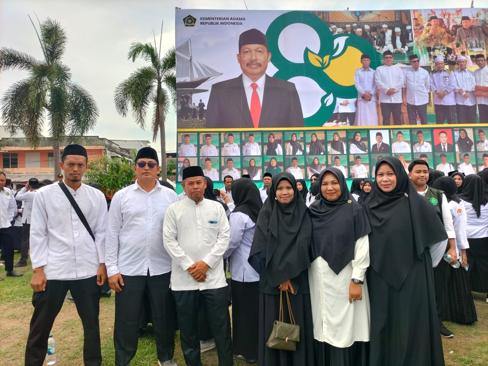 Kepala Madrasah, humas, serta empat orang guru Madrasah Aliyah Swasta (MAS) Darul Istiqamah Bulukumba dalam upacara HAB ke-80
