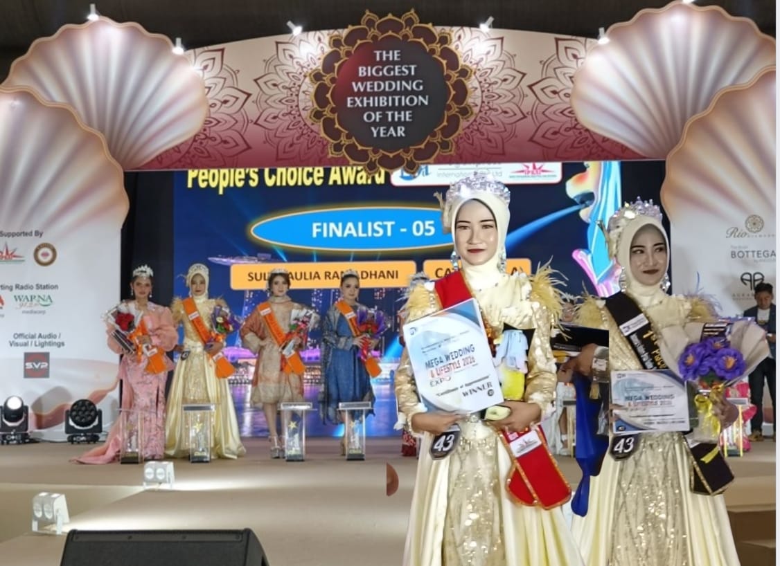 Feby Rizki Putri (tengah) tampil membanggakan usai dinobatkan sebagai juara utama pada ajang bergengsi internasional Singapura Expo 2026, membawa harum nama Indonesia dan MAN 2 Soppeng di kancah dunia.