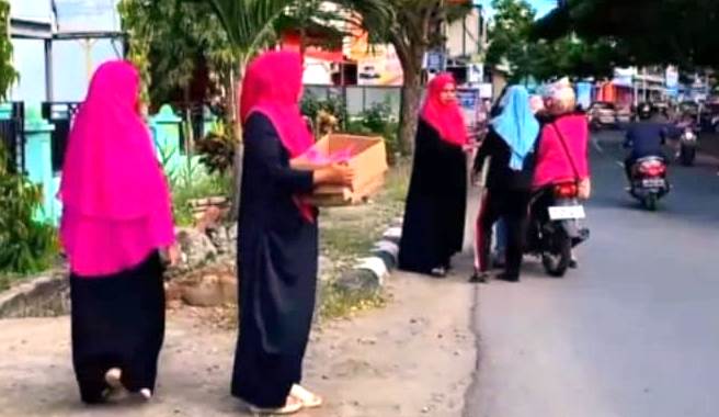 Aksi berbagi takjil KUA Ujung Bulu dipimpin oleh Asma Ramadhani, di dampingi oleh para penghulu dan staf KUA Ujung Bulu