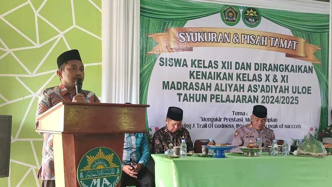 kepala KUA Dua Boccoe Langitkan Doa dlam Rangka penamatan MA As'adiyah Uloe