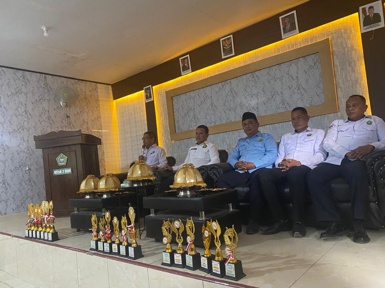 Keluarga besar MTsN 2 Bone melaksanakan kegiatan briefing pagi bersama Kepala Seksi Pendidikan Madrasah Kementerian Agama Kabupaten Bone, Rahman, yang baru saja dilantik beberapa hari lalu, Selasa (19/8/2025).
