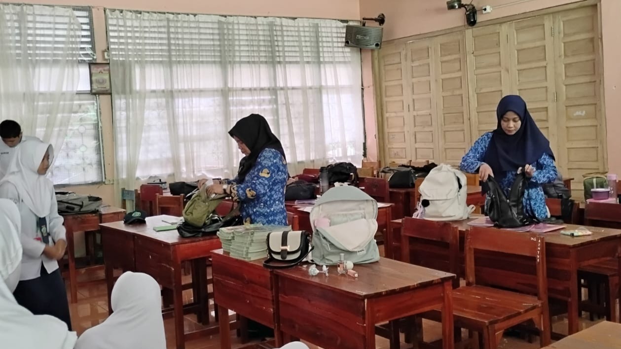 Guru BK MTsN 1 Bone Lakukan Sweeping Kelas Sesuai Jadwal Terencana