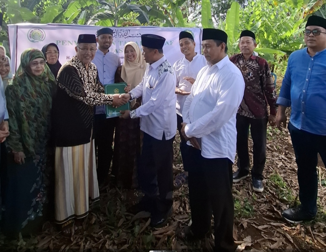 Saat penyerahan secara simbolis