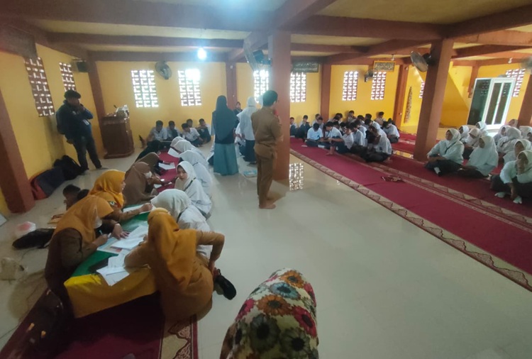 Pemeriksaan Kesehatan Siswa Kelas X MAN Sidenreng Rappang oleh Tim Puskesmas Baranti