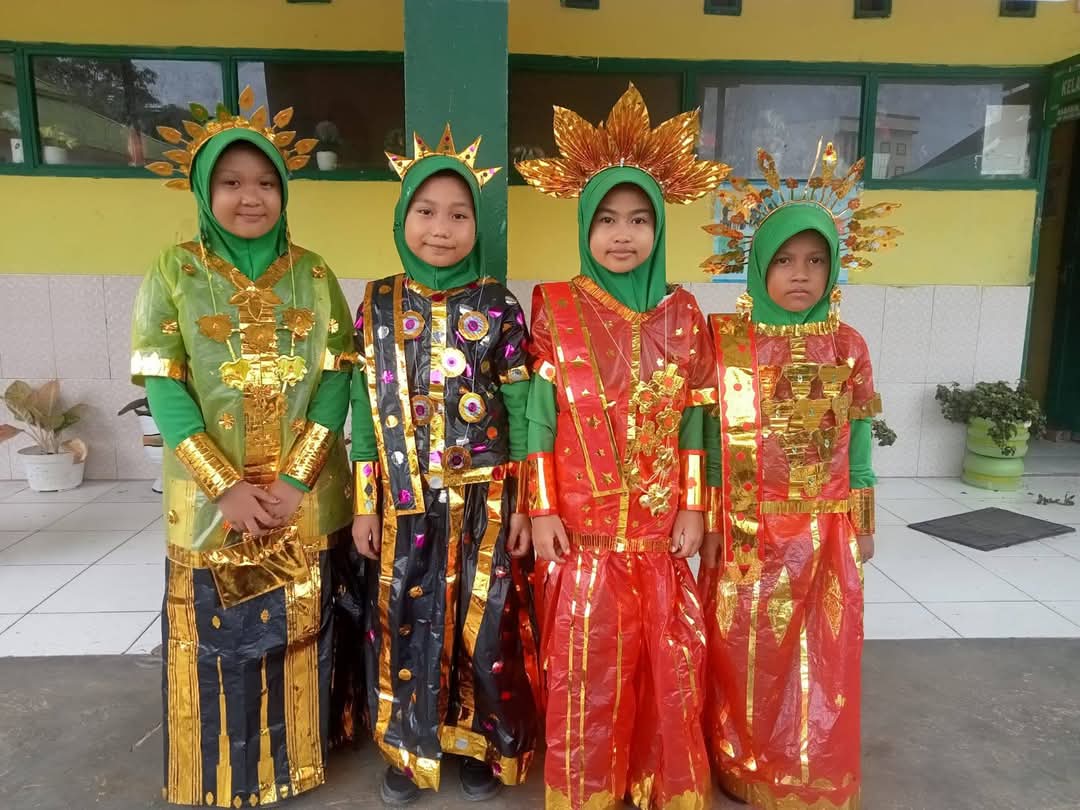 Murid Kelas II A MIN 7 Bone foto bersama mengenakan pakaian adat dari bahan kantong kresek