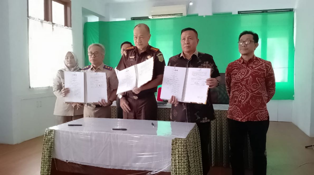 Kakan Kemenag Bone H. Abdul Rafik bersama Kajari dan Kepala Badan Pertanahan Perlihatkan Dokumen Nota Kesepahaman