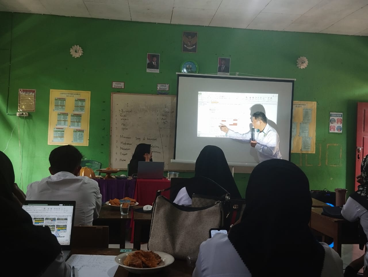 Suasana  pertemuan Analisis Pekan Efektif Semester Ganjil 2025 di MIS Daryl Istiqamah Bulukumba