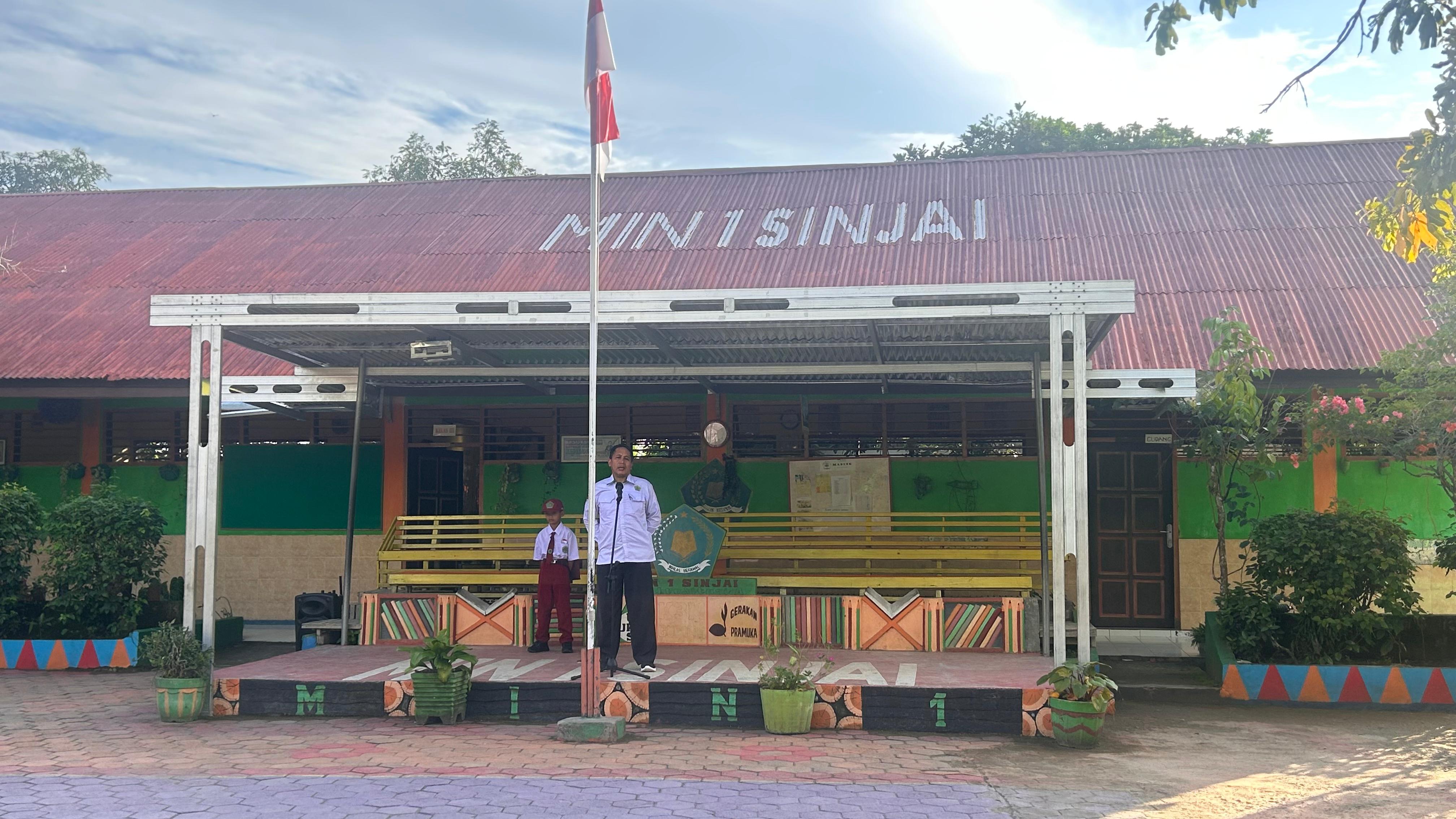 Pengawas Madrasah H. Abdul Latif bertindak sebagai pembina upacara pada pelaksanaan upacara bendera di MIN 1 Sinjai