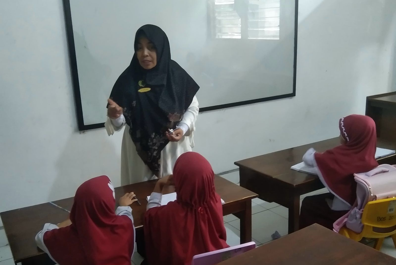 MIM To’kaluku Kerjasama UPT Puskesmas Makale Bagikan Obat Cacing untuk Siswa