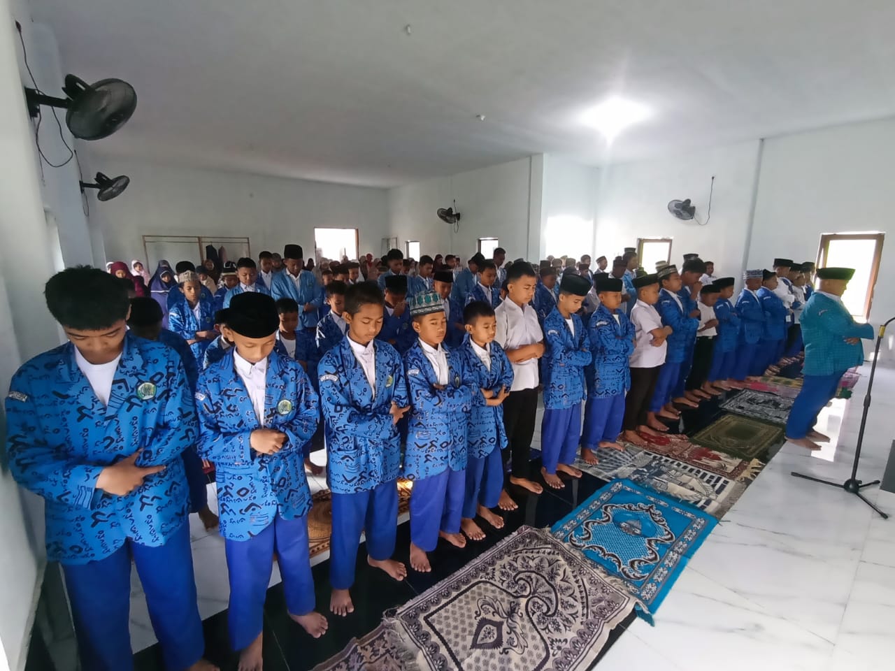Suasana shalat berjamaah