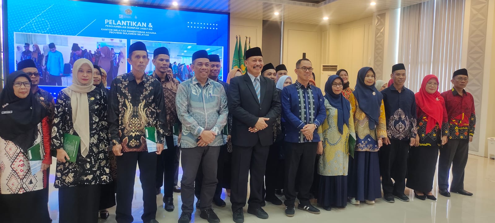 Pejabat yang baru dilantik melakukan foto bersama dengan Kakanwil Kemenag Sulsel dan Para Pejabat Administrator Lingkup Kanwil Kemenag Sulsel