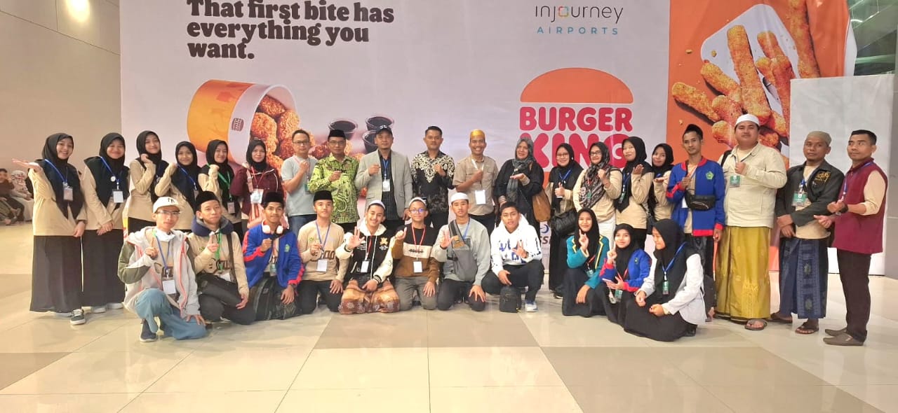 Suasana penjemputan Kafilah Provinsi Sumatera Selatan di bandara Sultan Hasanuddin Makassar