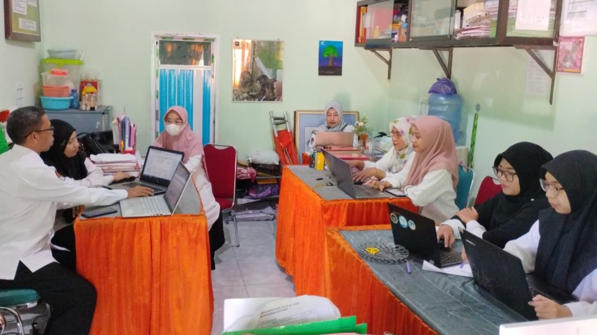 Wakamad Kurikulum MTsN 1 Bone Laksanakan Penilaian Kinerja Guru BK