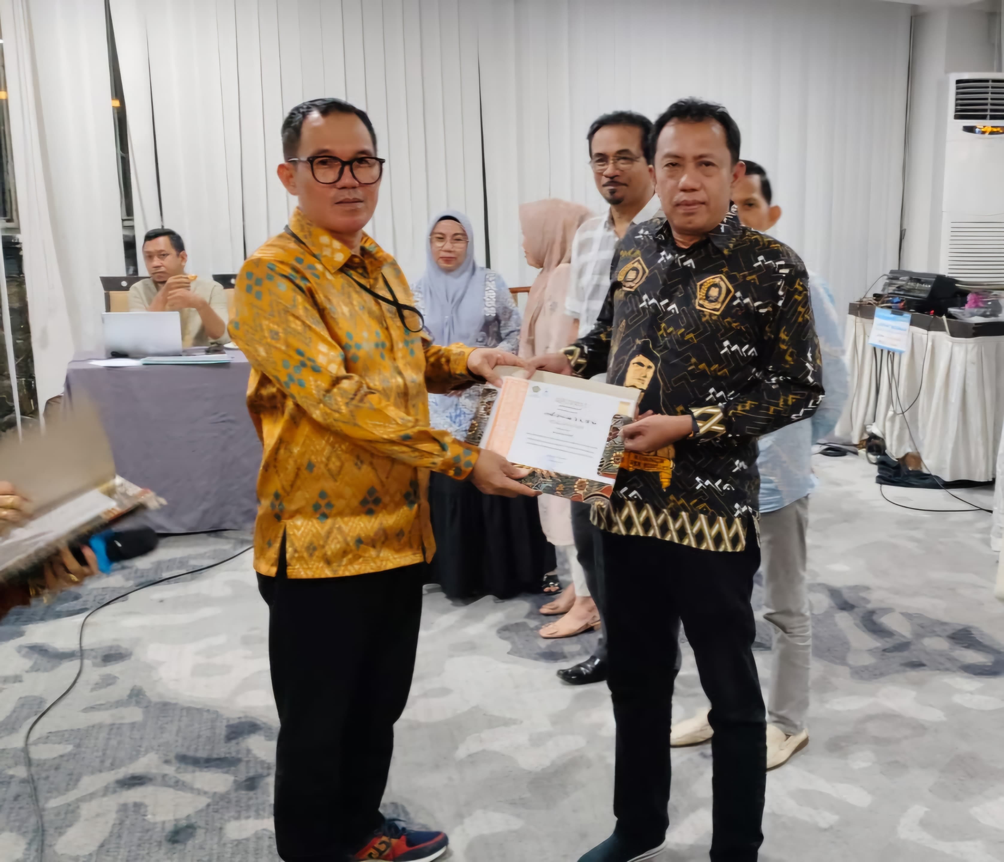 Momen penghargaan: Kepala MIN 4 Bone, Andi Irwan, dianugerahi predikat “Amat Baik” oleh Wahyuddin Hakim selaku Kepala Bidang Penmad Kanwil Kemenag Sulsel.