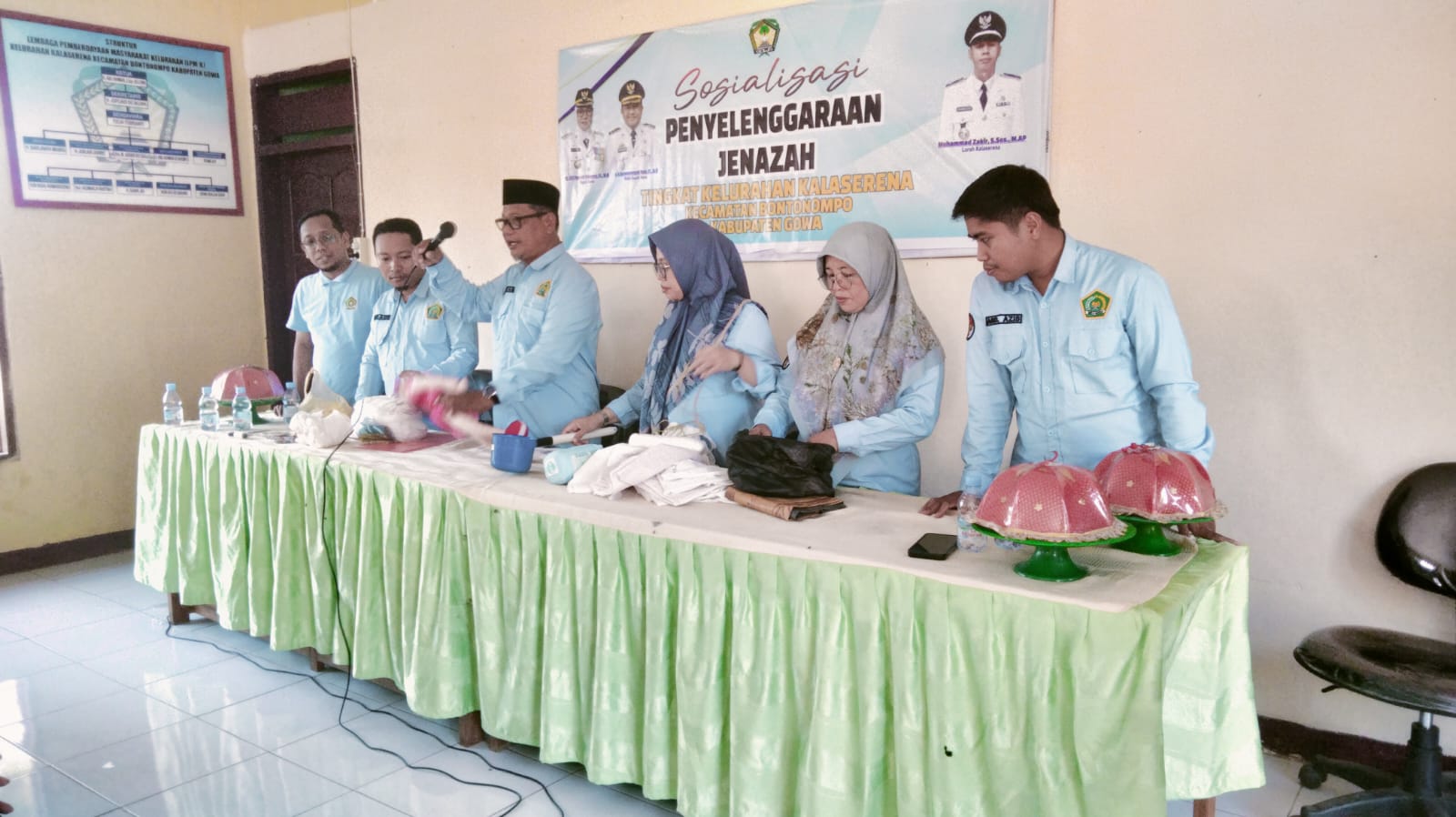 Para penyuluh saat praktekkan penyelenggaraan jenazah