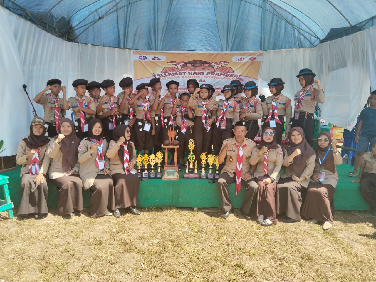 Leader Scout MTsN 1 Bulukumba setelah menerima Piala di Jambore Ranting Gantarang 2025