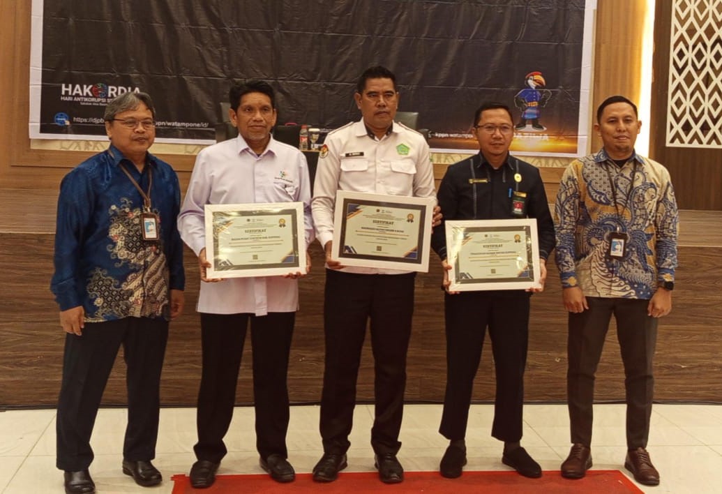 Kepala MAN 4 Bone menerima Penghargaan terbaik II kepatuhan terbaik dalam penyampaian Laporan Pertanggungjawaban (LPJ) Bendahara