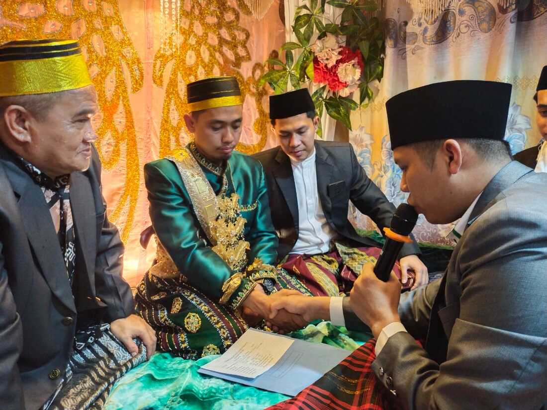 prosesi penandatanganan berkas kedua belah pihak calon pengantin, disaksikan langsung oleh Sulmuddin (Penghulu) KUA Dua Boccoe, Ahad, (15/6/25)