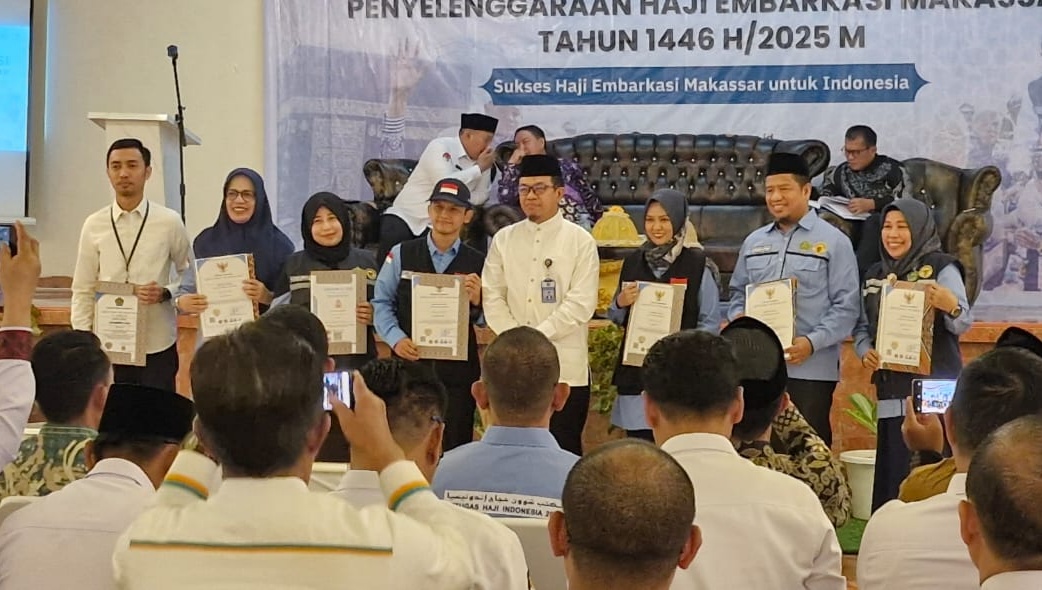 Tampak dalam gambar, ujung sebelah kiri Ibu Hj. Hartati Ketua DWP Kemenag Lutim