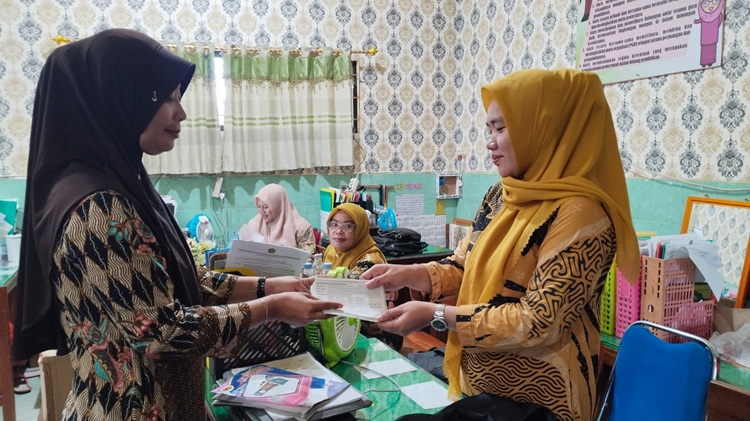 Pembina Pramuka MAN Sidenreng Rappang Distribusikan Formulir Data Pemegang KTA Pramuka