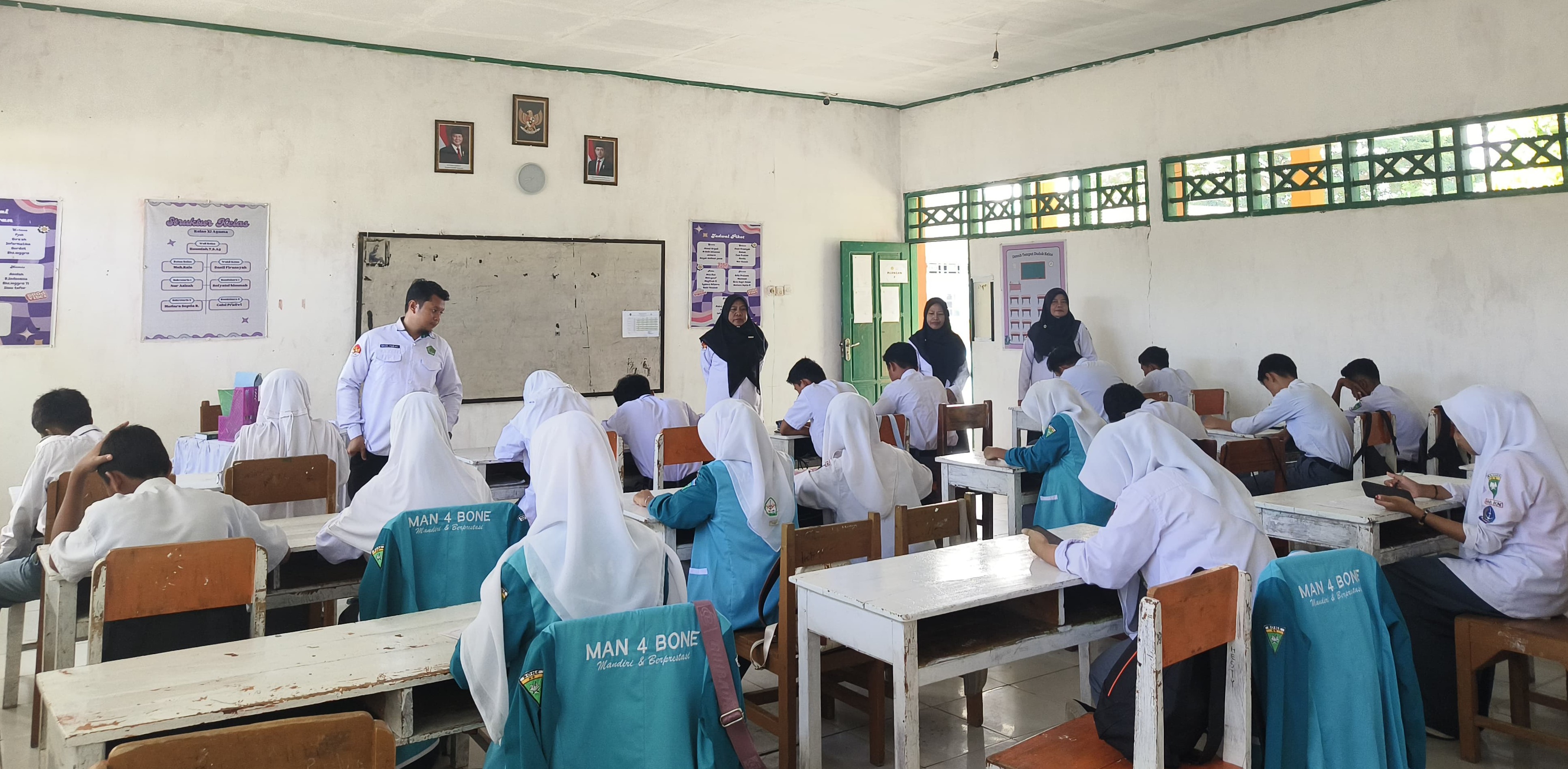 Wakamad MAN 4 Bone memantau langsug pelaksanaan Asesmen Akhir Semester