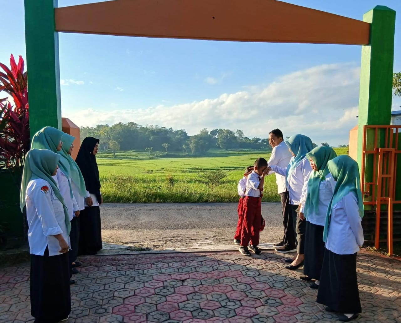 Wasmad, Kamad dan Pendidik Menyambut Peserta Didik di Gerbang Madrasah