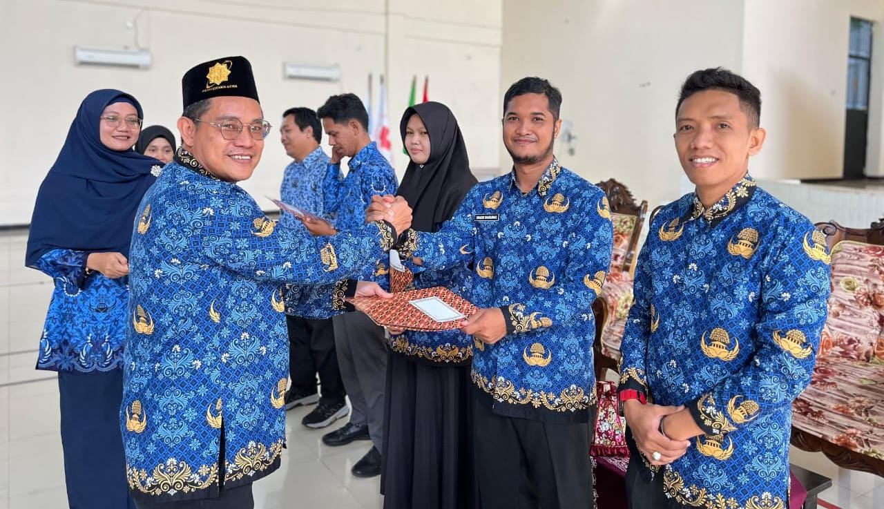 Kamad saat serahkan SK
