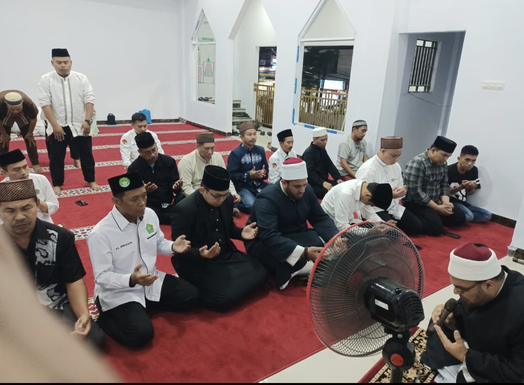 Foto Saat shalat magrib berjamaah