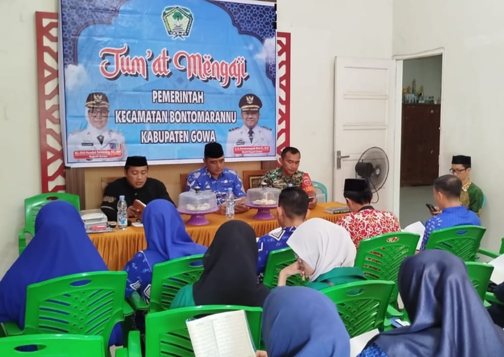Suasana pengajian di aula KUA