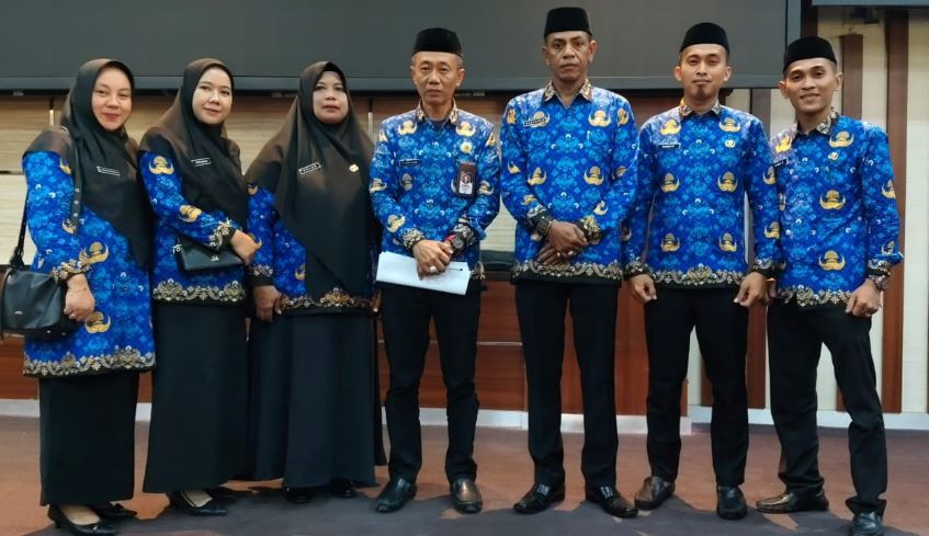 Kepala MIN 1 Bone, Muhammad Yusuf (tengah) foto bersama dengan 6 orang Pendidik MIN 1 Bone yang mengikuti pelantikan ASN,  Senin kemarin