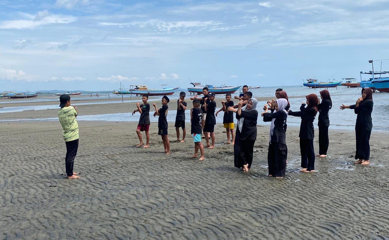 Peserta Didik MTs Attahariyah Mangopi Praktik Olahraga di Pantai Marannu