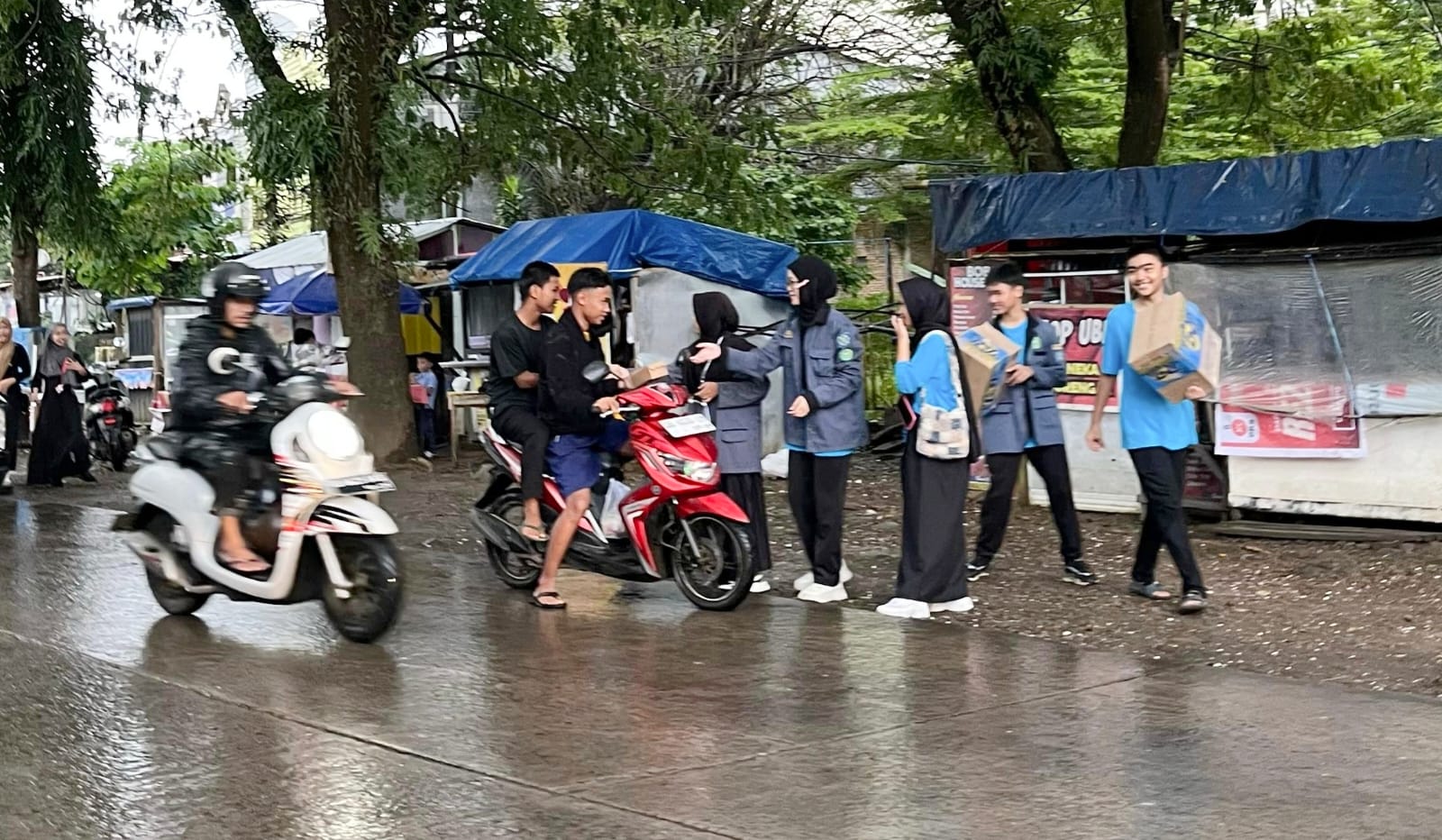 Para siswa saat membagikan takjil di jalan Poros Malino