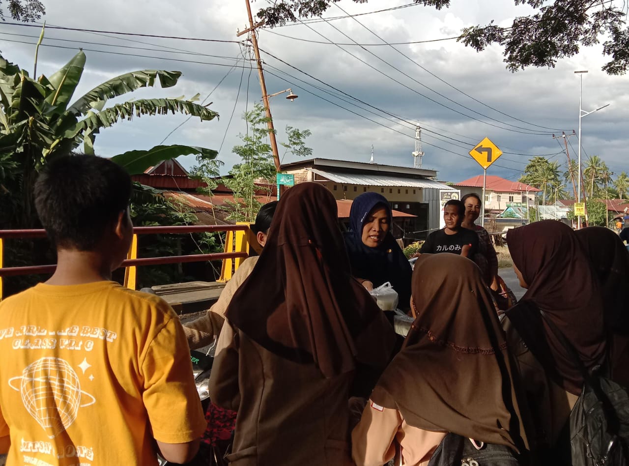 Dengan seragam pramuka, Siswa MTsN 2 Bone berbagi takjil dipinggir jalan raya