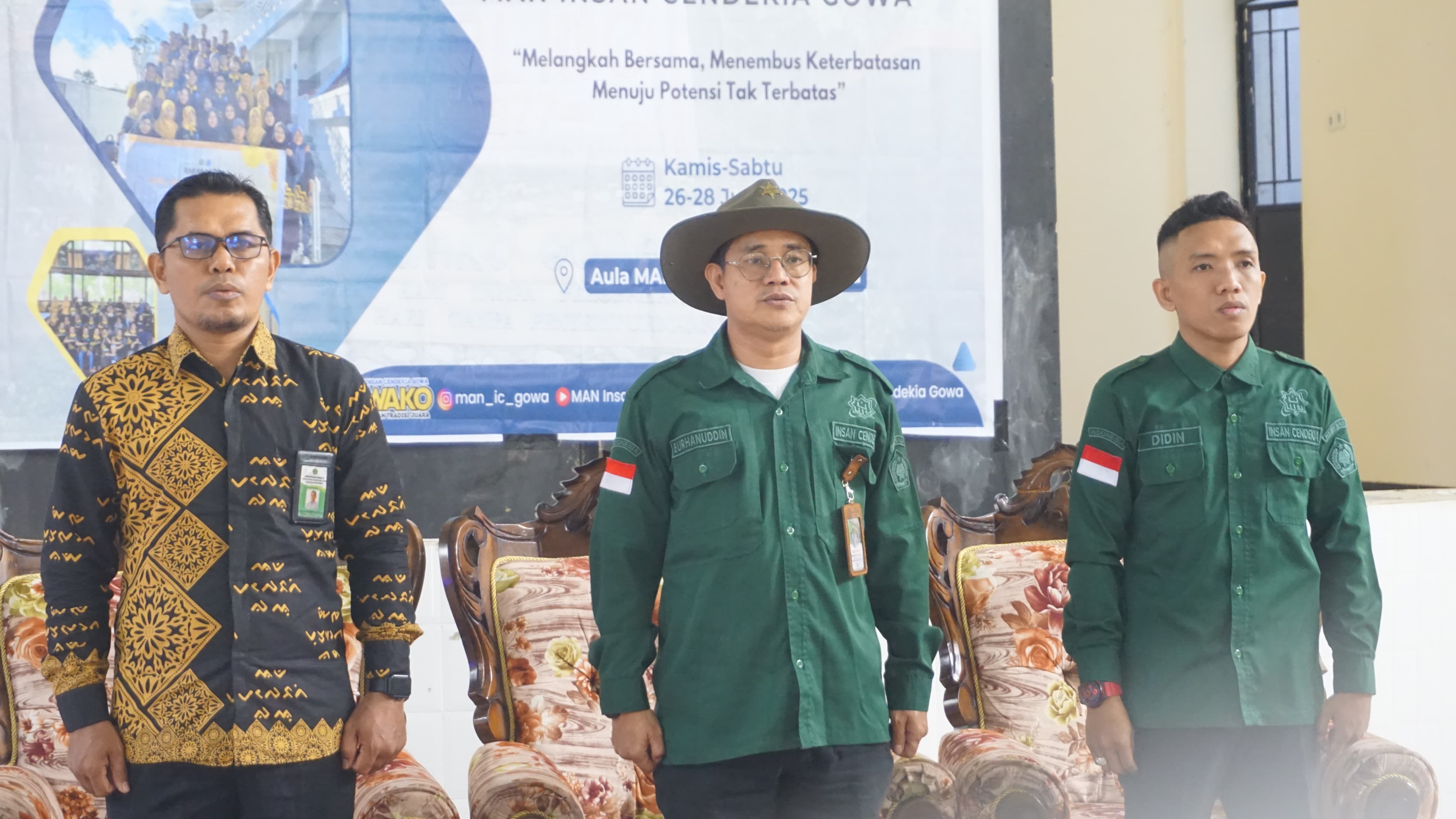 Saat pembukaan, menyanyikan lagu kebangsaan
