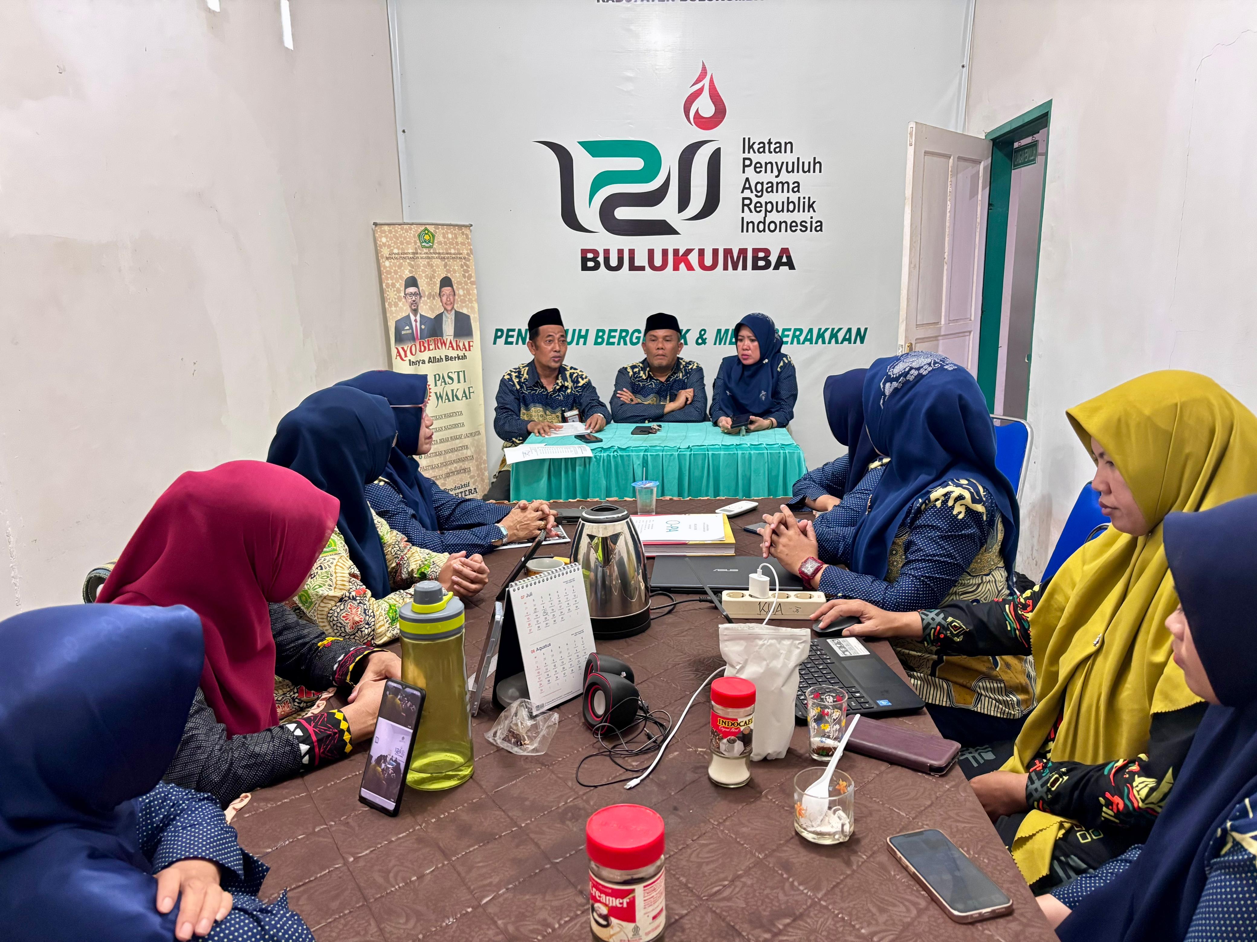 Kepala KUA Kecamatan Ujung Bulu, H.Muhammad Ansar Mahdy,S.Ag,MA pimpinan sosialisasi internal