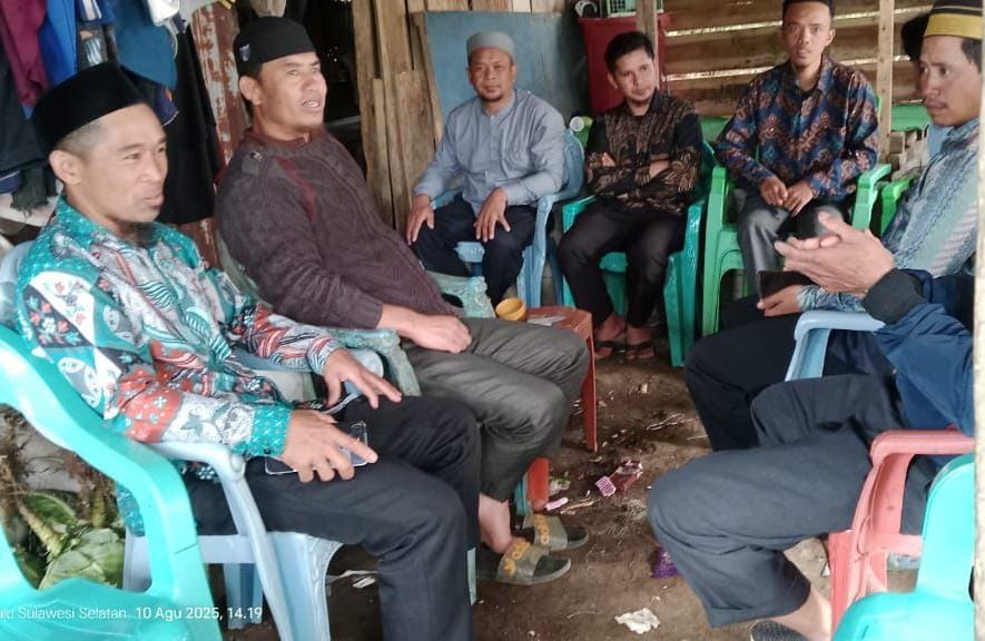 Penyuluh KUA Tompobulu di rumah salah satu warga