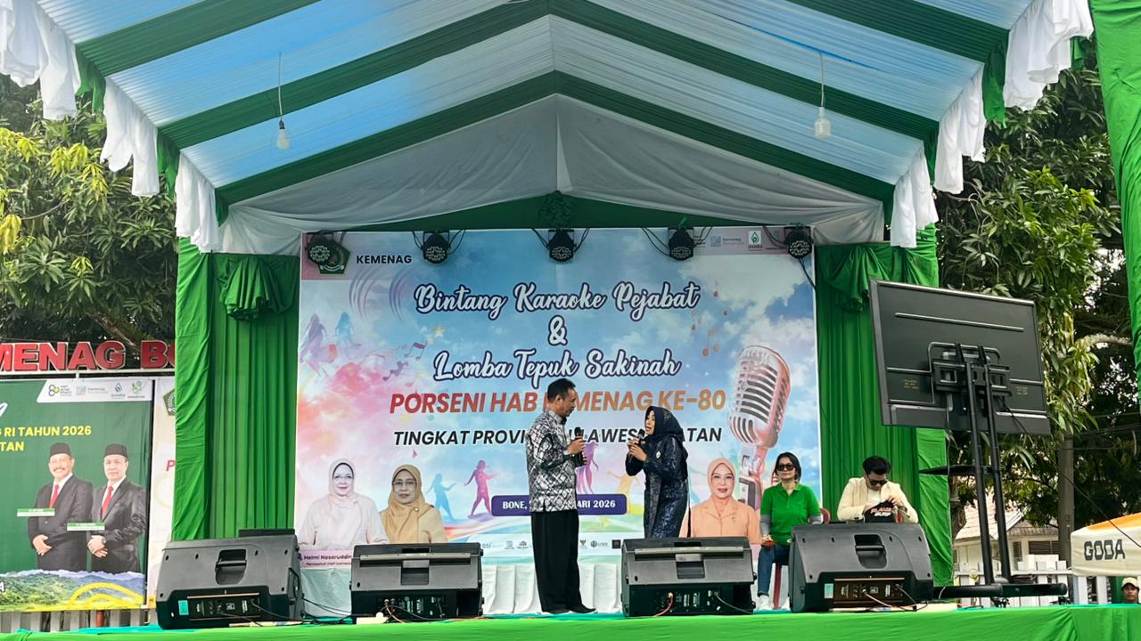 Kasubag TU Kemenag Bulukumba dan sang istri dalam Lomba Menyanyi  Berpasangan HAB ke-80 Kemenag Provinsi Sulawesi Selatan