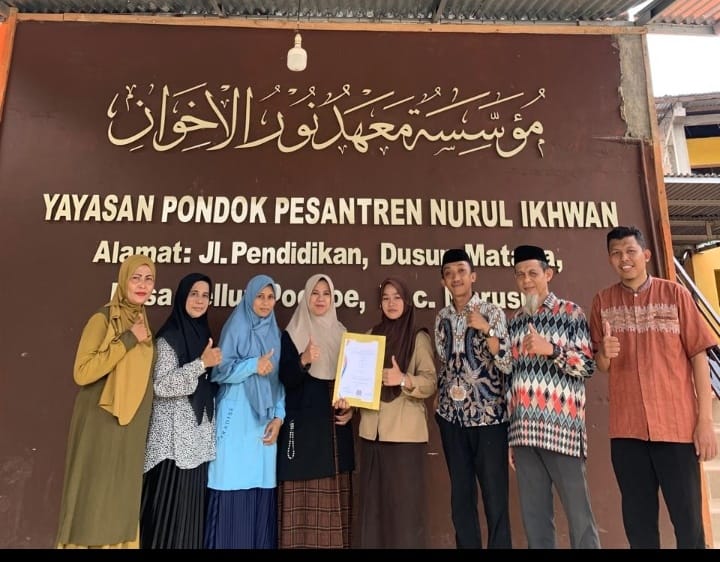 Melani bersama pimpinan dan pengelola pesantren Nurul Ikhwan (foto: ist)