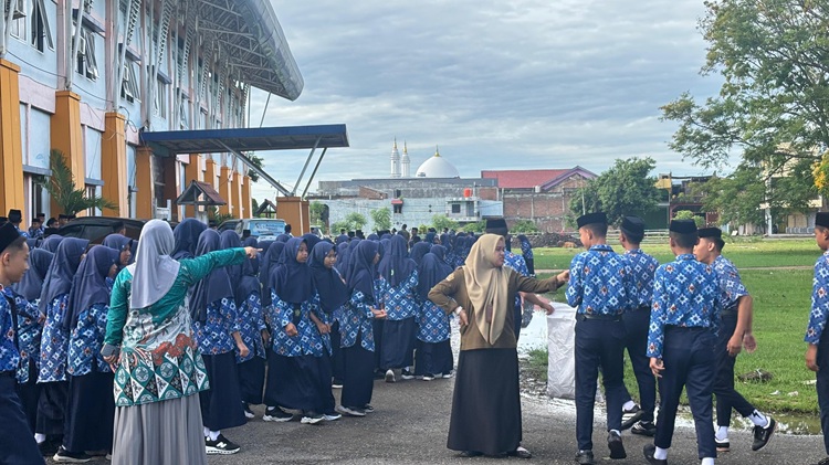 Siswa MTsN 2 Sidrap “Serbu” Stadion Ganggawa,