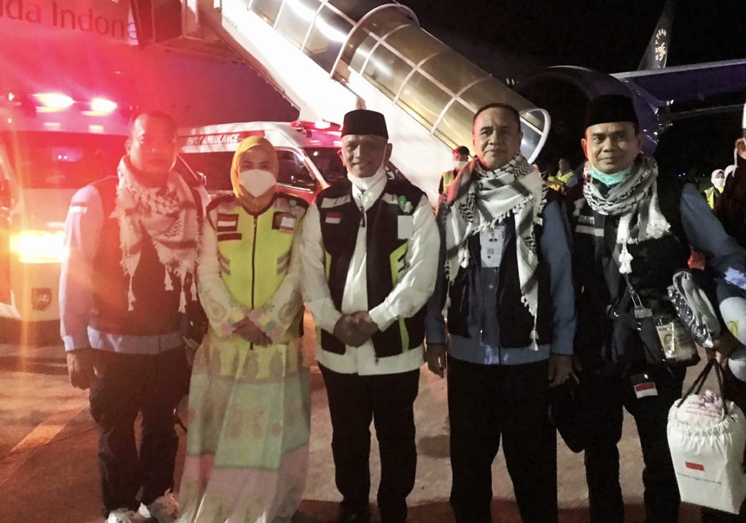 Wabup Baso Rahmanuddin Jemput Langsung Kloter Terkahir Jemaah Haji Kabupaten Wajo di Apron Bandara