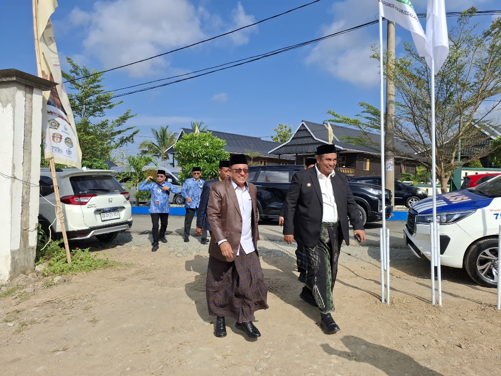 Kakankemenag H. Muhammad bersama Bupati Maros Chaidir Syam saat menghadiri pembukaan MQK Internasional di Kabupaten Wajo.