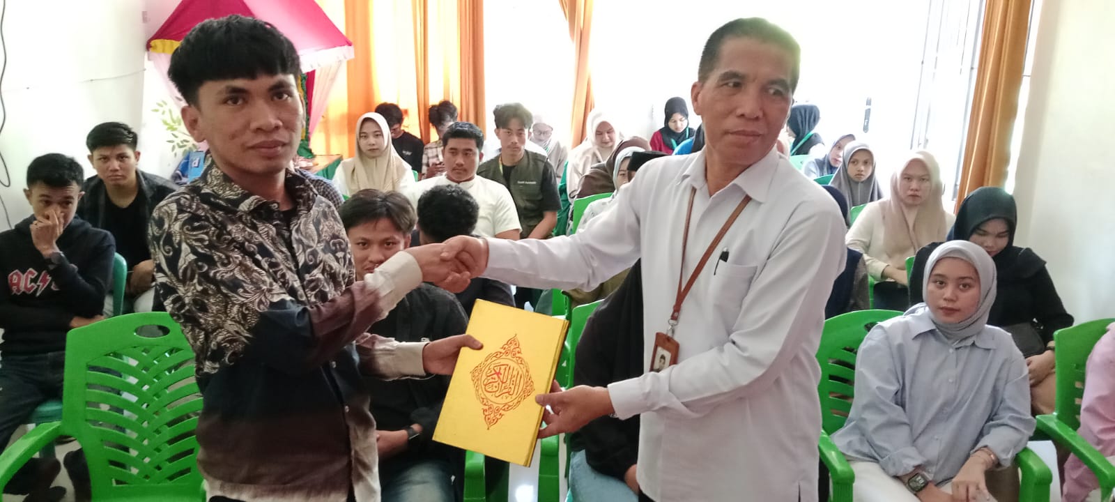 Kasi Bimas saat terima wakaf