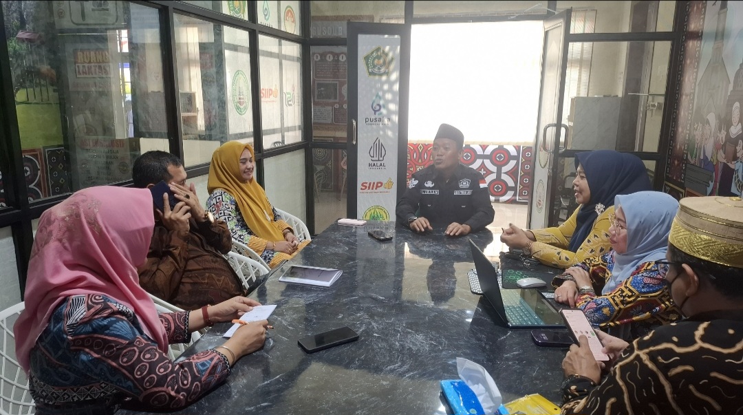 Kakankemenag Kota Makassar H.Irman bersama kepala madrasah negeri sekota makassar