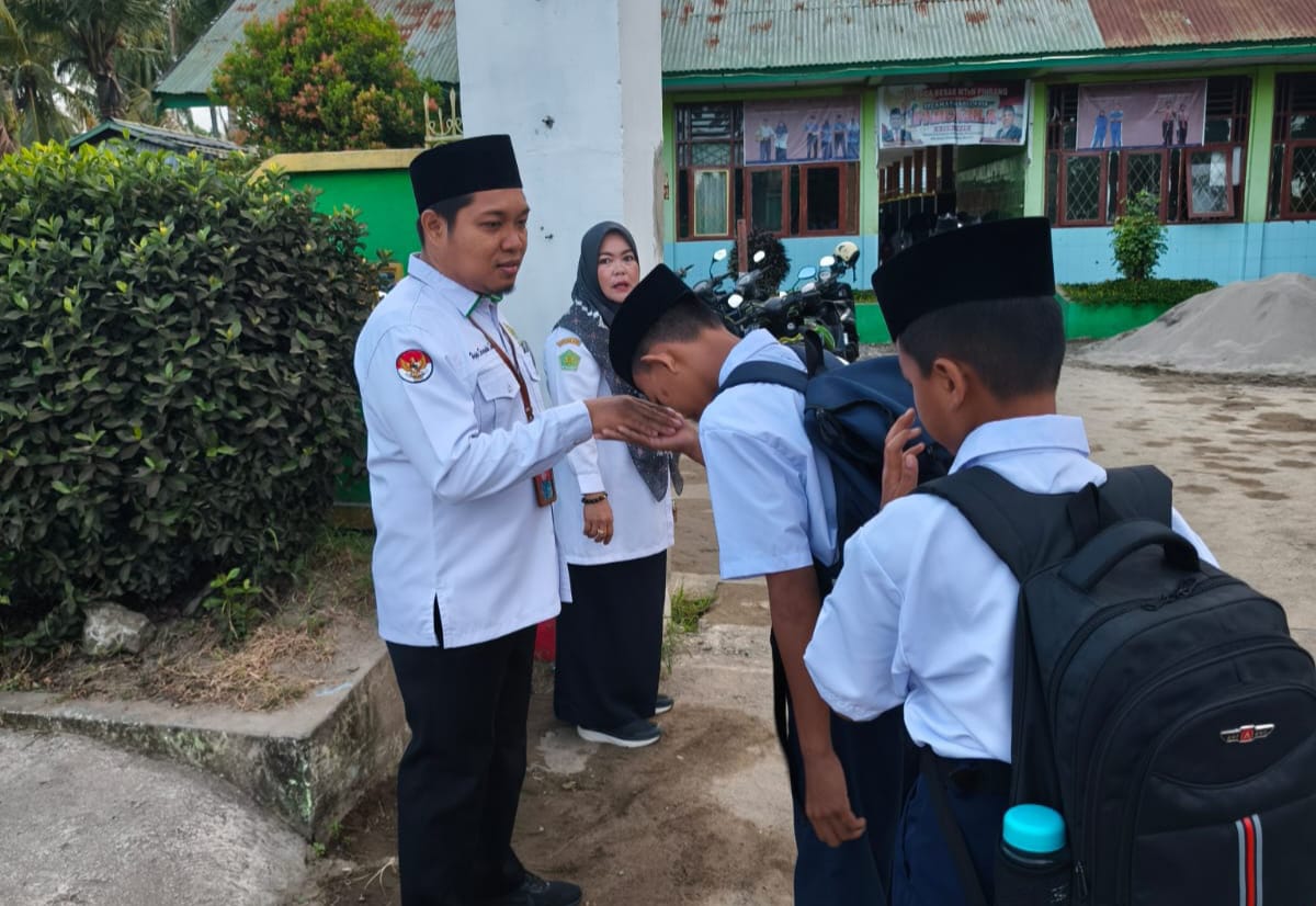 Wakamad Kesiswaan dan Guru Piket MTsN Pinrang Sambut Siswa di Gerbang; Wujudkan Budaya Saling Menghormati