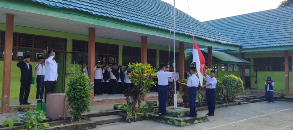 Tumbuhkan Semangat Sukses, MTsN Pinrang Gelar Upacara Bendera Penuh Inspirasi